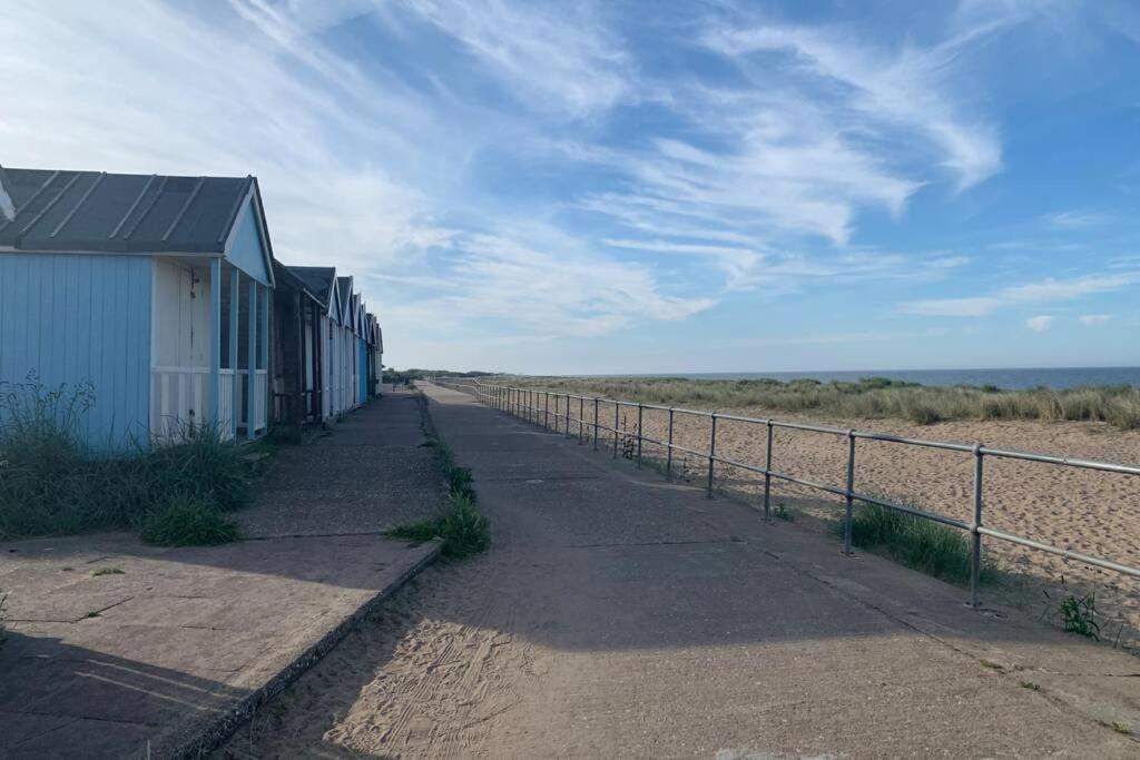 Shore Lodge. 4 Bed Bungalow Only Mtrs From The Beach. Sleeps 8 Sutton-on-Sea Zewnętrze zdjęcie